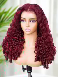 Image 1 of WIG -  Bouclée birmans 99J couleur bordeaux, sans colle, pré-coupée, dentelle 9x6 HD