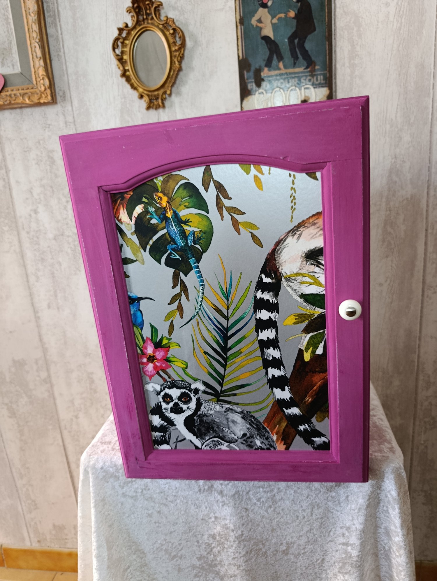 Petite armoire murale ultra colorée 