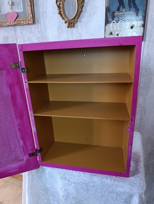 Petite armoire murale ultra colorée 