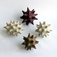 Image 2 of Petite boule à pointes (blanche)