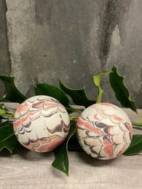 Image 2 of Sæt med to julekugler 1