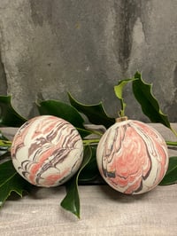 Image 3 of Sæt med to julekugler 1