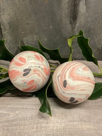 Image 1 of Sæt med to julekugler 2