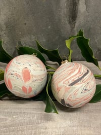 Image 2 of Sæt med to julekugler 2