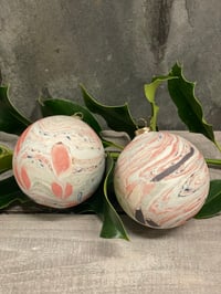 Image 3 of Sæt med to julekugler 2