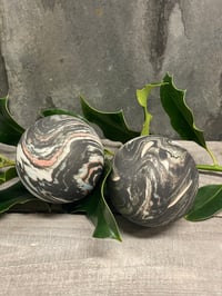 Image 1 of Sæt med to julekugler 3