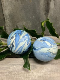 Image 1 of Sæt med to julekugler 4