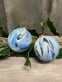 Image 2 of Sæt med to julekugler 4