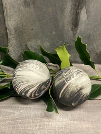 Image 2 of Sæt med to julekugler 3