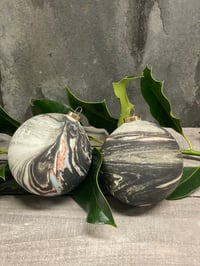 Image 3 of Sæt med to julekugler 3