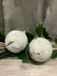 Image 1 of Sæt med to julekugler 6