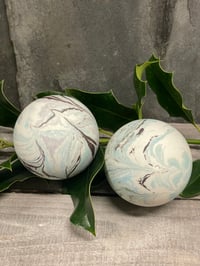 Image 2 of Sæt med to julekugler 6