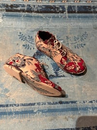 Image 2 of Petites chaussures d’enfant en papier mâché et textile ancien