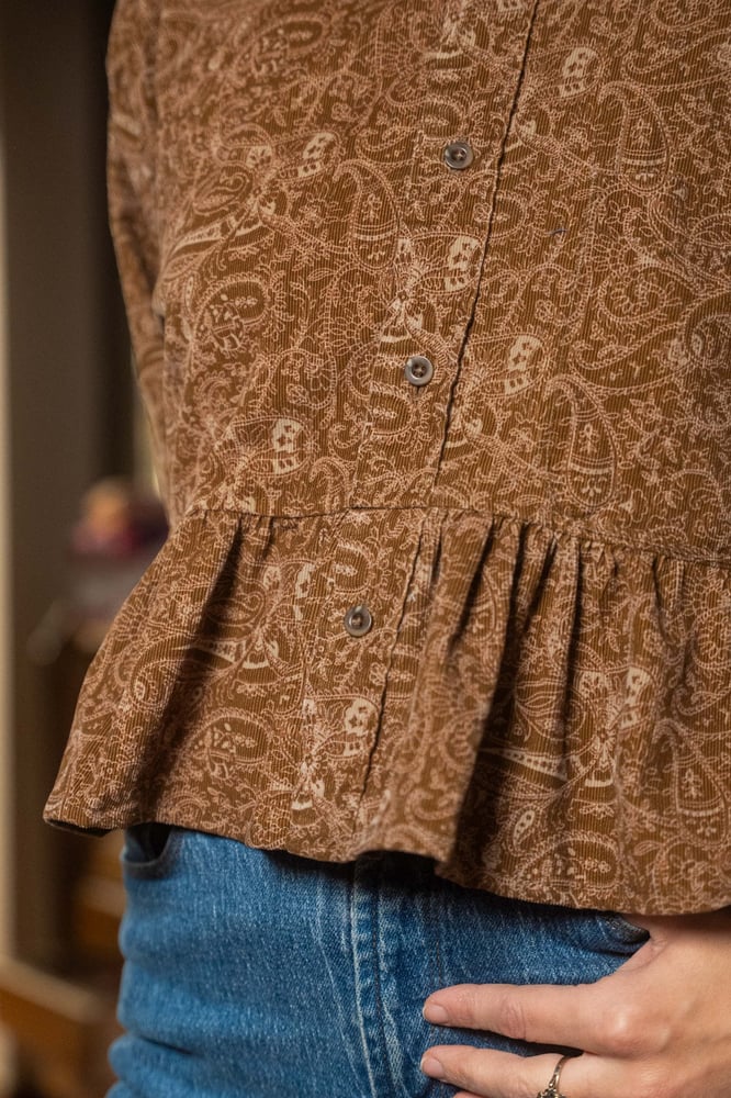 Image of Mari in Velluto Paisley beige