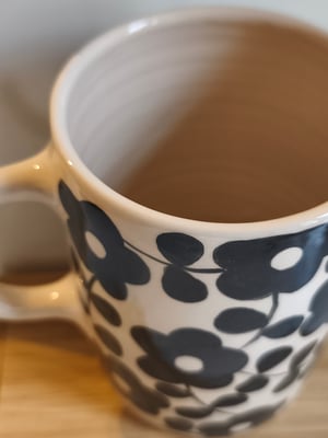 Image of   Grande tasse anse fleur noire 