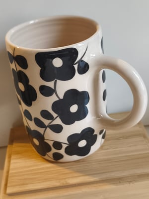 Image of   Grande tasse anse fleur noire 