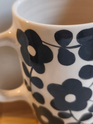 Image of   Grande tasse anse fleur noire 