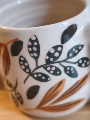 Image of   Petite  tasse anse feuillage brun