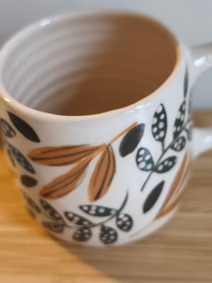 Image of   Petite  tasse anse feuillage brun