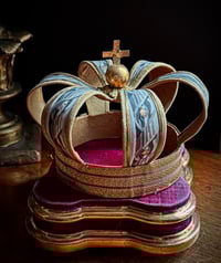 Image 2 of Couronne papier peint ancien et ruban aux fils d’or 