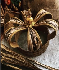 Image 1 of Couronne papier peint ancien et ruban aux fils d’or 