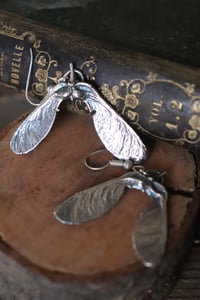 Image 2 of Orecchini con vere samare di acero argentate