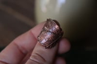 Image 2 of Anello con vera foglia di rovo elettroformata in rame e patina ossidata, taglia 10
