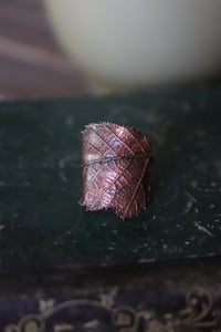 Image 3 of Anello con vera foglia di rovo elettroformata in rame e patina ossidata, taglia 10