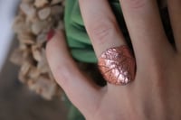Image 2 of Anello con vera foglia di rovo elettroformata in rame e patina leggermente ossidata, taglia 13