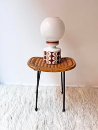 Image 1 of LÁMPARA DE MESA CERÁMICA ESTAMPADA CON GLOBO, AÑOS 60