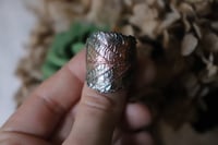Image 3 of Anello con vera foglia di rovo elettroformata in rame e patina dipinta celeste, taglia 24