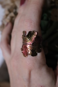 Image 1 of Anello con vera foglia di quercia elettroformata in rame e patina dipinta autunnale, taglia 18