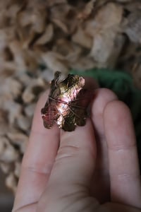 Image 3 of Anello con vera foglia di quercia elettroformata in rame e patina dipinta autunnale, taglia 18