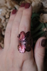 Image 3 of Anello con vera foglia di quercia elettroformata in rame e patina dipinta viola, taglia 26
