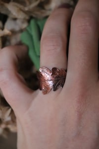 Image 2 of Anello con vera foglia di quercia elettroformata in rame e patina ossidata, taglia 12