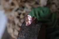 Image 3 of Anello con vera foglia di quercia elettroformata in rame e patina ossidata, taglia 12
