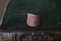 Image 3 of Anello con vera foglia di salvia elettroformata in rame e patina ossidata, taglia 15