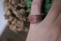 Image 1 of Anello con vera foglia di salvia elettroformata in rame e patina ossidata, taglia 10