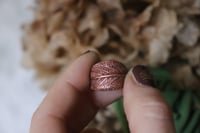 Image 3 of Anello con vera foglia di salvia elettroformata in rame e patina ossidata, taglia 11