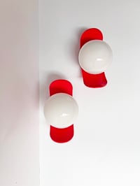Image 2 of PAREJA DE APLIQUES EN ROJO Y BLANCO, AÑOS 60