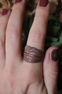 Image 2 of Anello con vera foglia di salvia elettroformata in rame e patina ossidata, taglia 18