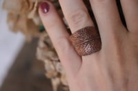 Image 2 of Anello con vera foglia di salvia elettroformata in rame e patina ossidata, taglia 15 n.2