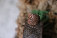 Image 3 of Anello con vera foglia di salvia elettroformata in rame e patina ossidata, taglia 15 n.2