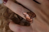 Image 1 of Anello con vera foglia di edera elettroformata in rame con finitura leggermente ossidata, taglia 12
