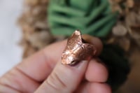 Image 3 of Anello con vera foglia di edera elettroformata in rame con finitura leggermente ossidata, taglia 12