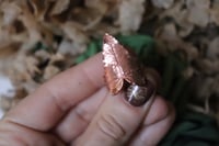 Image 3 of Anello con vera foglia di edera elettroformata in rame con finitura lucida, taglia 12 