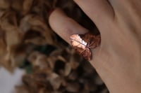 Image 1 of Anello con vera foglia di edera elettroformata in rame leggermente ossidato, taglia 10