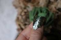 Image 3 of Anello con vera foglia di edera elettroformata in rame e patina verde, taglia 19