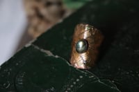 Image 3 of Anello con vera foglia di rovo in rame con labradorite e patina sfumata verde, taglia 17