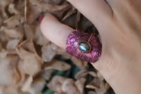 Image 2 of Anello con vera foglia di rovo in rame con labradorite e patina viola, taglia 9/10